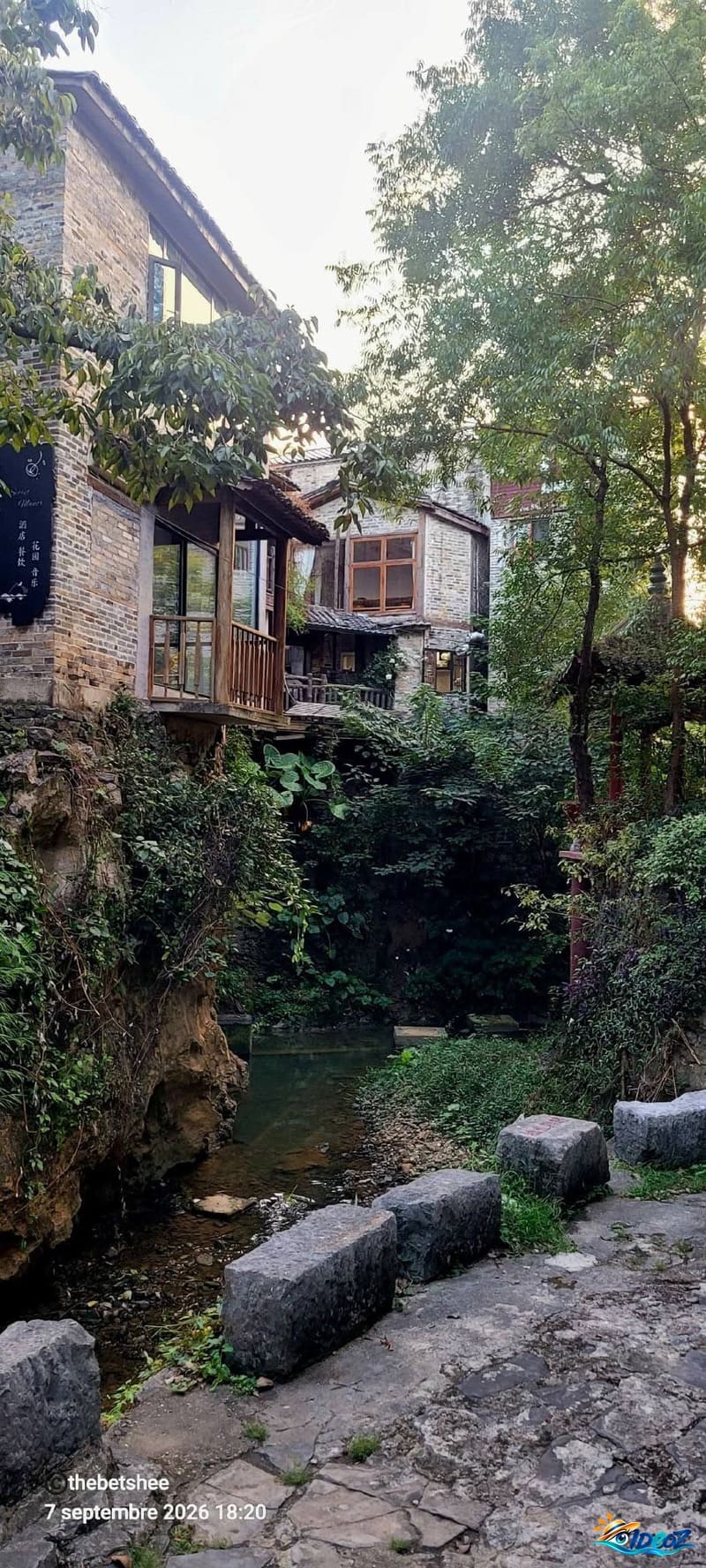 Rue pavée de Huangyao bordée de maisons anciennes et de lanternes rouges