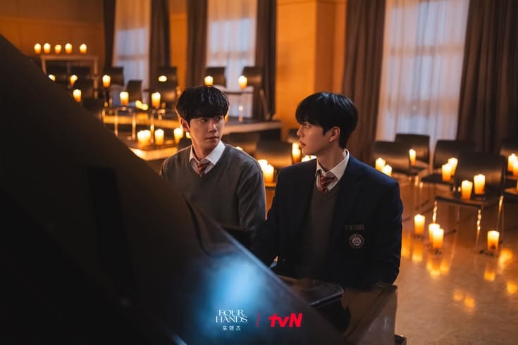 scène de la salle aux bougies pio et jeongyo se regardent