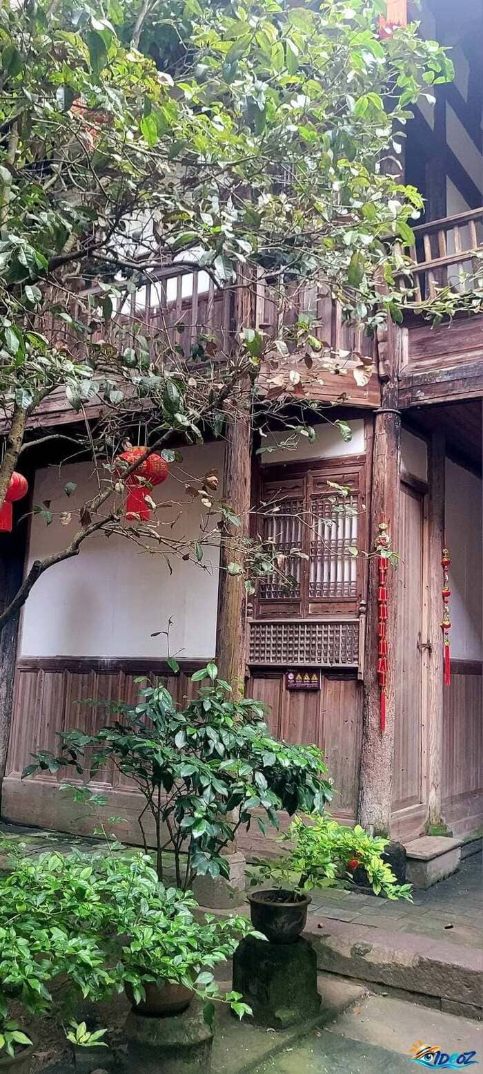 taining maison en bois avec arbre et lanternes