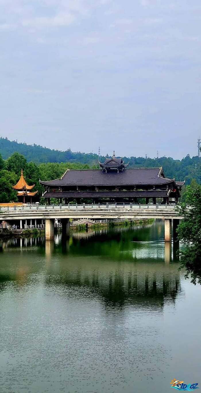 taining pont couvert et rivière