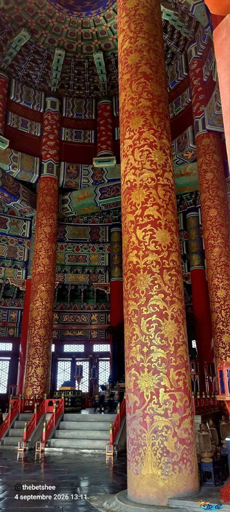 Colonnes rouges et décors dorés à l'intérieur du Temple du Ciel à Pékin