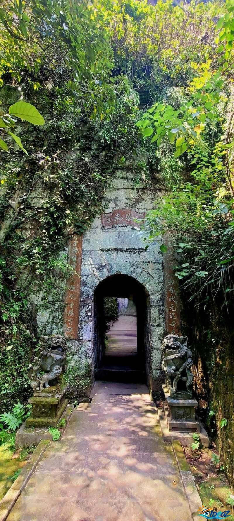 temple ganlu entrée dans la vegetation