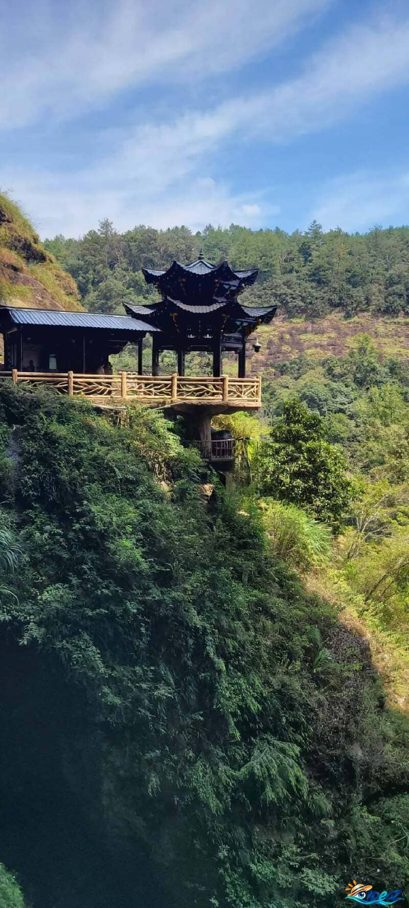 temple ganlu falaise et vegetation