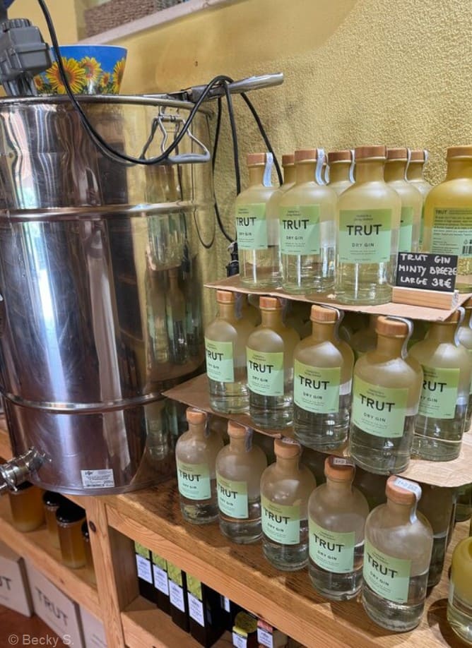Bouteilles de gin TRUT produit par Vlaho Komparak à Korčula