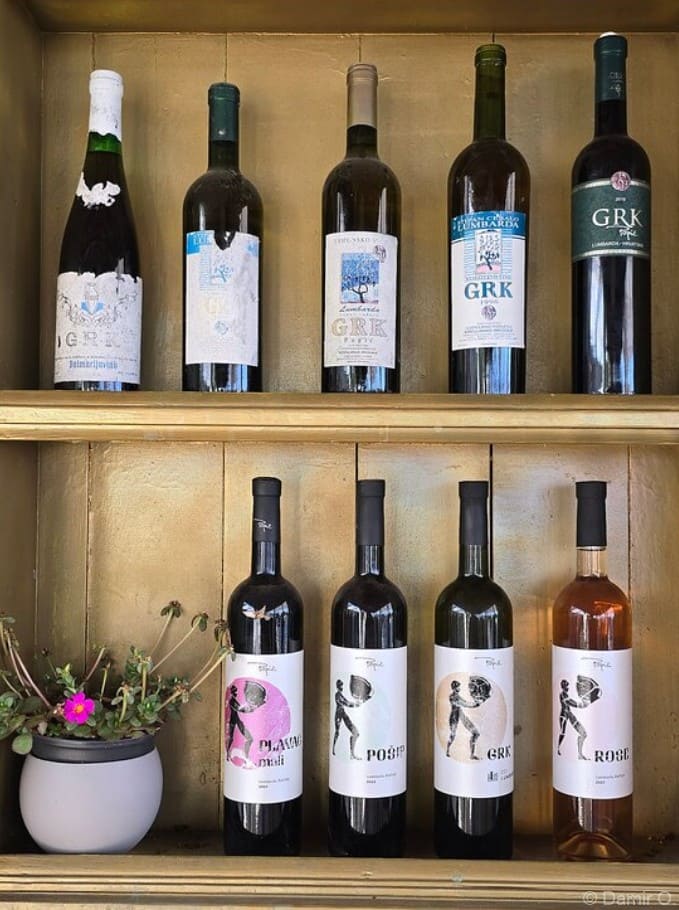 Bouteilles de vins de Korčula avec Grk, Pošip et Plavac mali