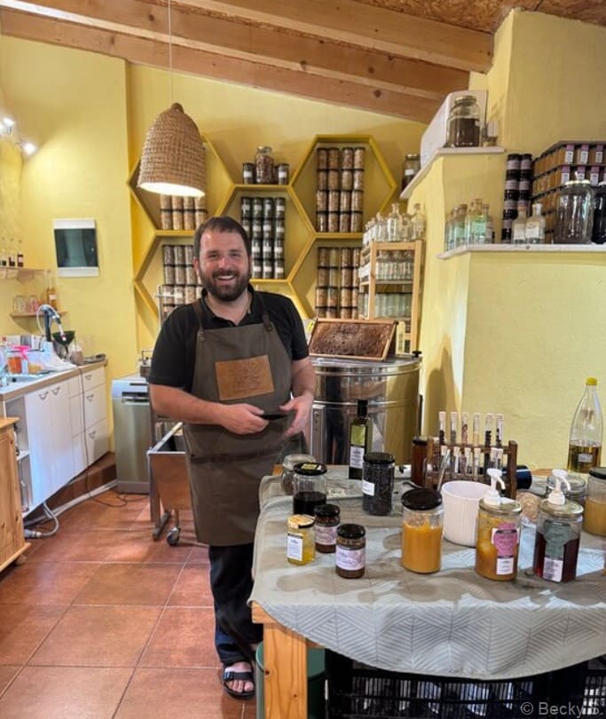 Vlaho Komparak dans son atelier d'apiculture à Korčula