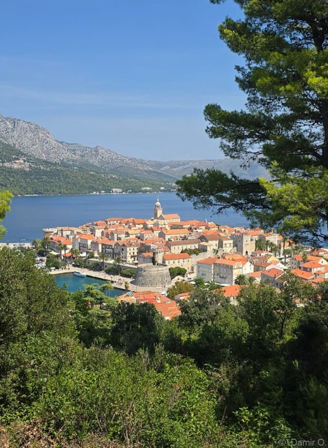 Vue panoramique sur la vieille ville de Korčula et le canal de Pelješac